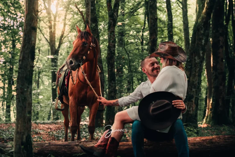 Couple assis sur un tronc d'arbre & cheval