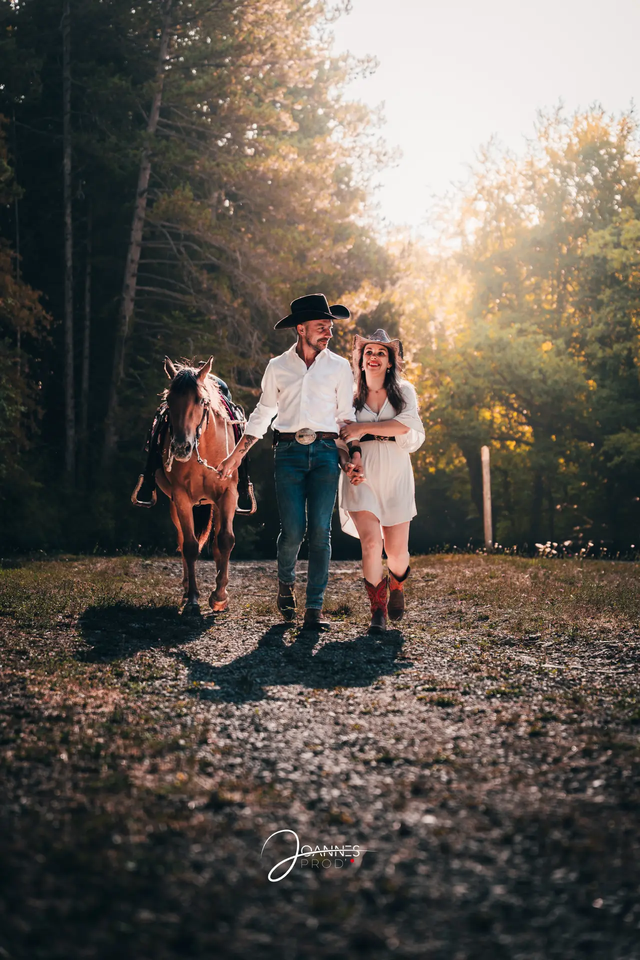 Couple qui marche avec son cheval