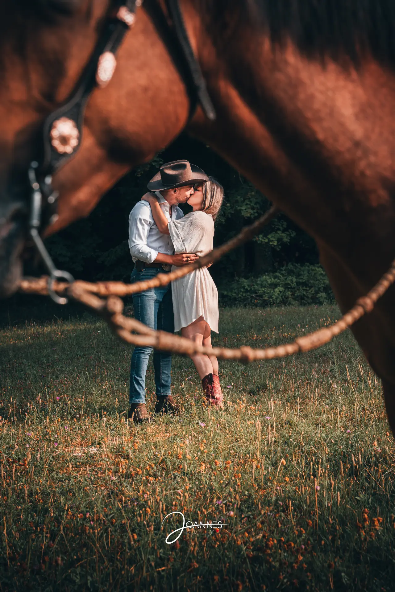 Couple Baisé derrière les rênes du cheval