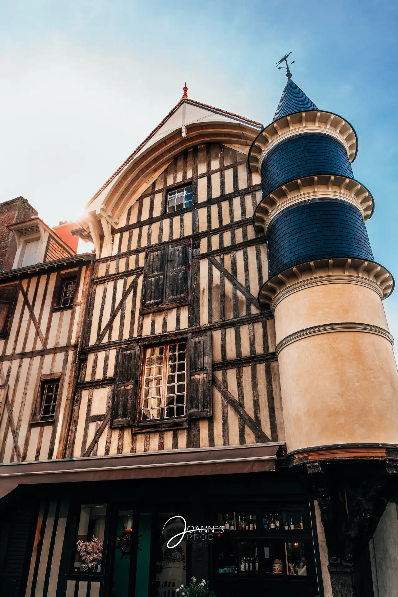 Bâtiment avec une tour dans le centre-ville de Troyes